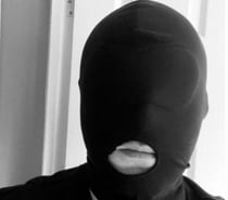 Videur de couilles cagoulé entièrement