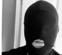 Vraie chienne cagoulé entièrement