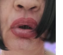 Travesti chubby soumise pour gangbang