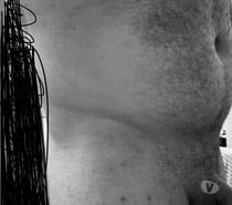 Jeune homme libre tôt le matin ou tard le soir