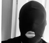 Videur de couilles cagoulé entièrement