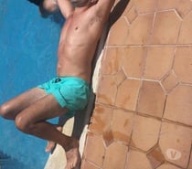 Me déplace pour massage aux huiles sur table de massage