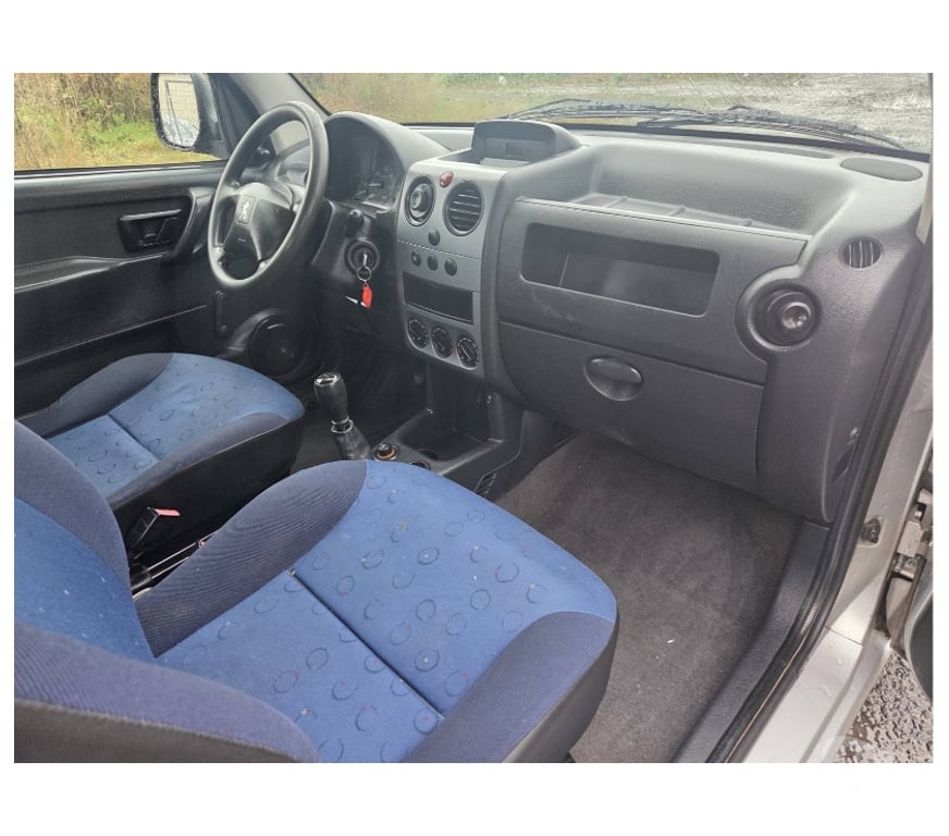 Véhicules commerciaux & utilitaires d'occasion Pont-de-Loup - Photos Vivastreet Peugeot Partner Grise 2007 2.0hdi 66kw 90cv 194000km...