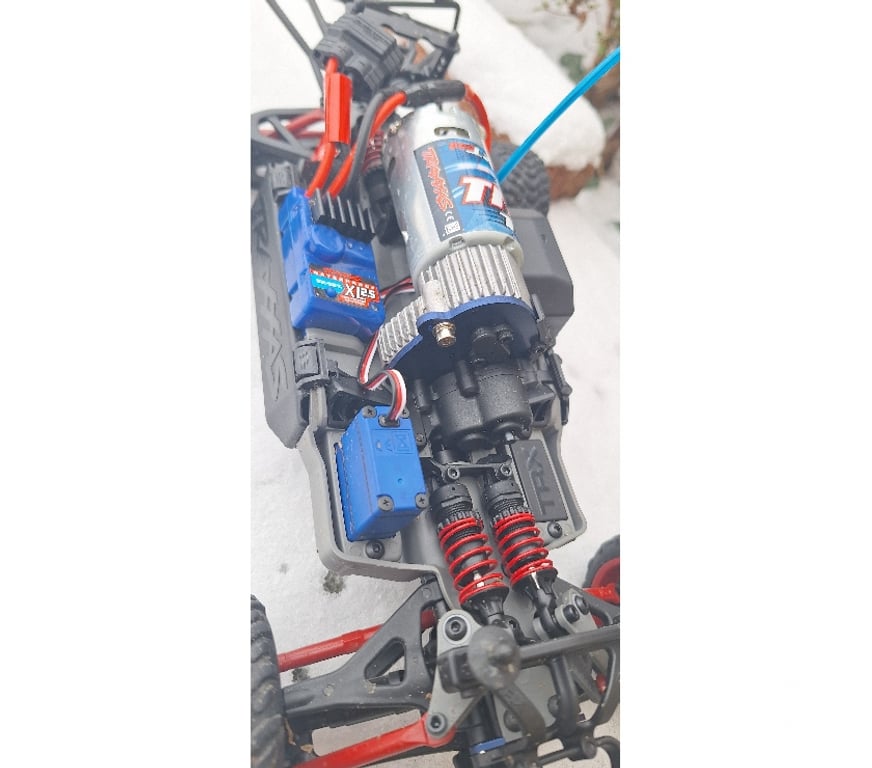 Jeux - jouets Châtillon - Photos Vivastreet A vendre Traxxas Mini Slash 4X4 RTR 1 16 - 70054-8 noir