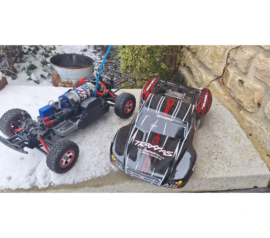 Jeux - jouets Châtillon - Photos Vivastreet A vendre Traxxas Mini Slash 4X4 RTR 1 16 - 70054-8 noir