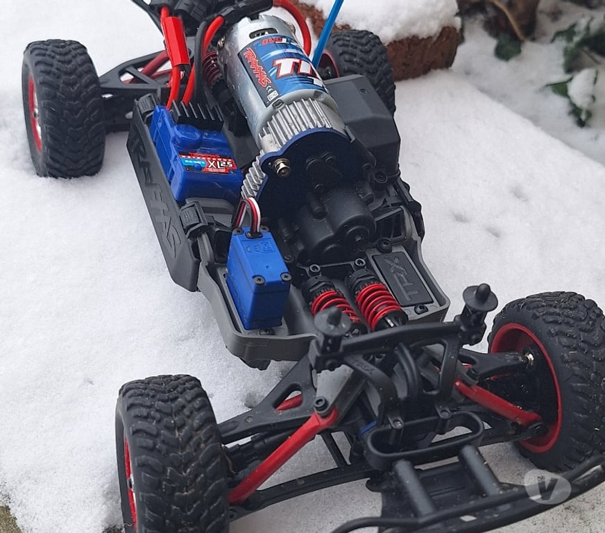 Jeux - jouets Châtillon - Photos Vivastreet A vendre Traxxas Mini Slash 4X4 RTR 1 16 - 70054-8 noir