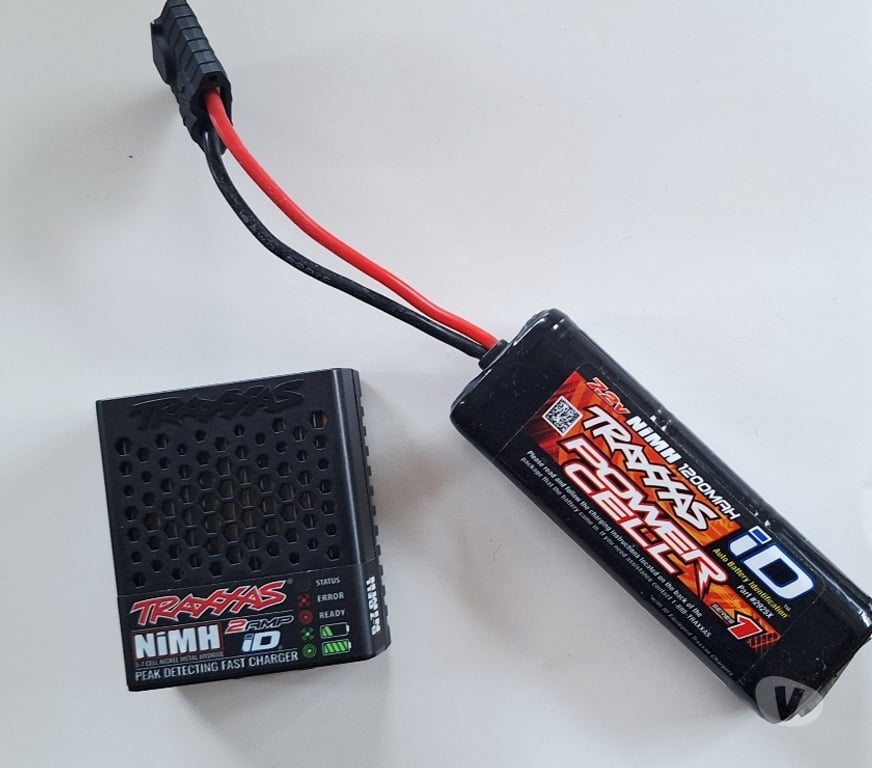 Jeux - jouets Châtillon - Photos Vivastreet A vendre Traxxas Mini Slash 4X4 RTR 1 16 - 70054-8 noir