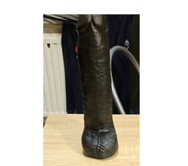 Petite fesses démolie par gode de 27x6.5cm