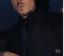 Jeune escorte, classe et propre sur lui