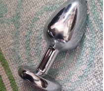 Qui veut mon petit plug dans le ...