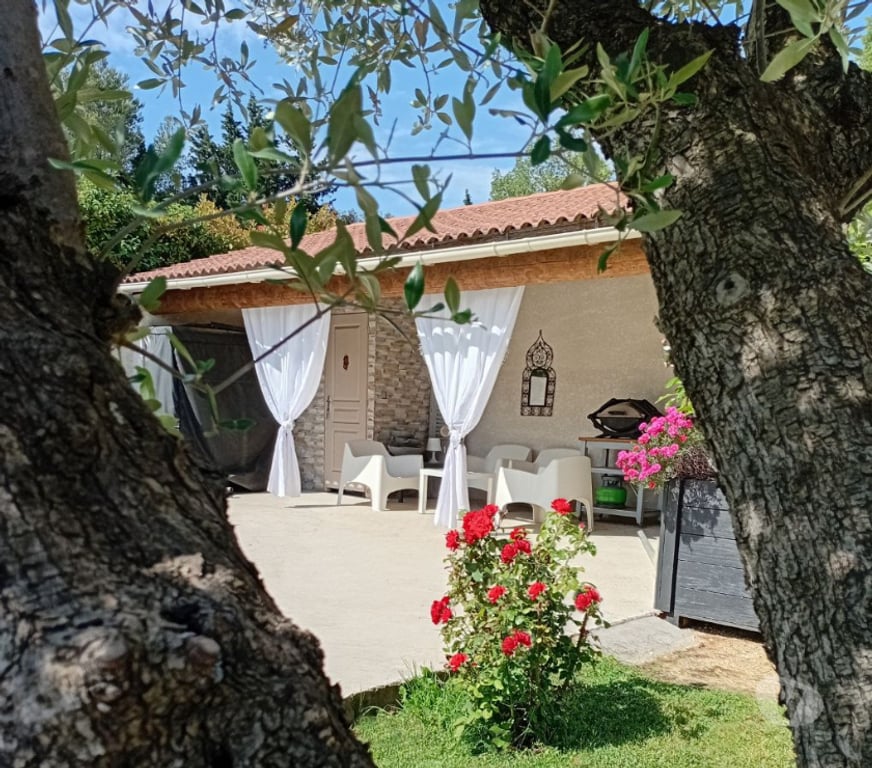 Location vacances France - Photos Vivastreet Gite de Charme, climatisé, piscine en Provence