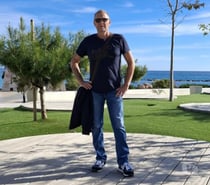 je vis en Espagne et je recherche une femme ou un cpl