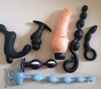 Qui me met tout ça ds mon anus bien dilaté et humide