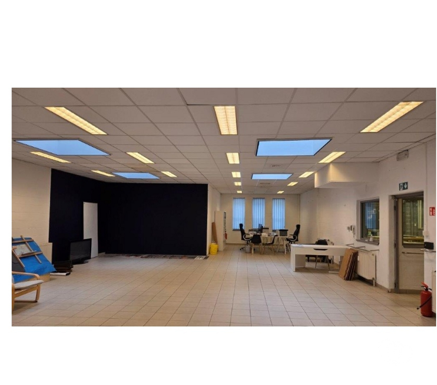 bureaux locaux Neufchâteau - Photos Vivastreet Neufchateau : bâtiment polyvalent, bureaux, garages.