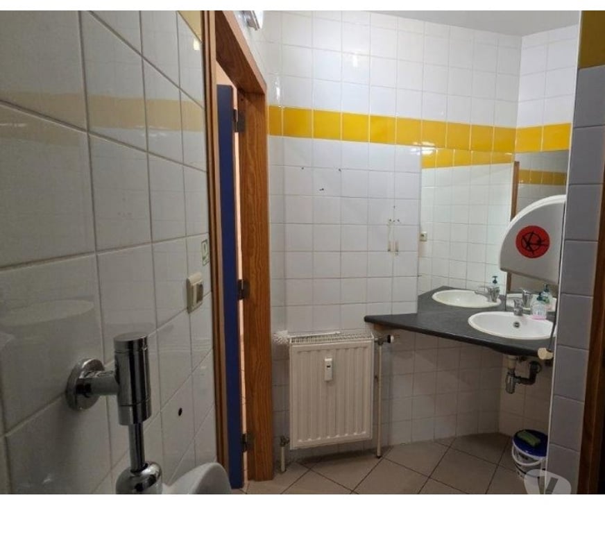 bureaux locaux Neufchâteau - Photos Vivastreet Neufchateau : bâtiment polyvalent, bureaux, garages.