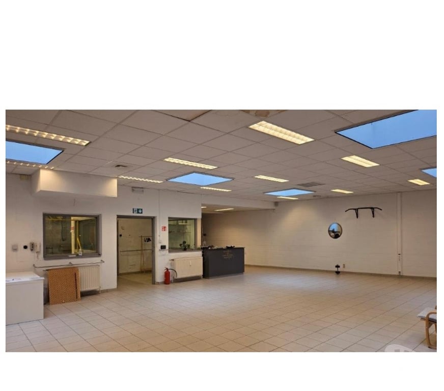 bureaux locaux Neufchâteau - Photos Vivastreet Neufchateau : bâtiment polyvalent, bureaux, garages.