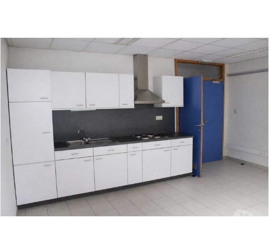 bureaux locaux Neufchâteau - Photos Vivastreet Neufchateau : bâtiment polyvalent, bureaux, garages.