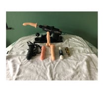 Une femme qui veux essayer une fuck machine