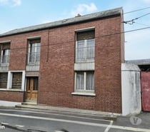 Maison traditionnelle avec bâtiments de ferme