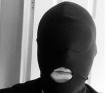 Videur de couilles cagoulé entièrement