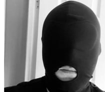 Videur de couilles cagoulé entièrement