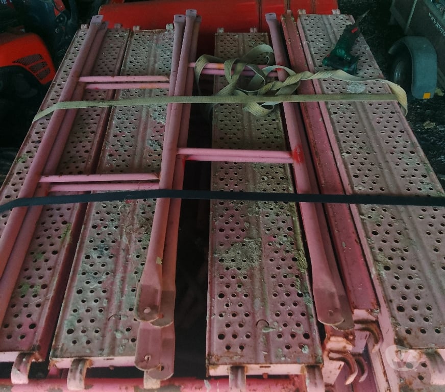  Frasnes-lez-Gosselies - Photos Vivastreet Echafaudage isolant façade et goulotte d'évacuation