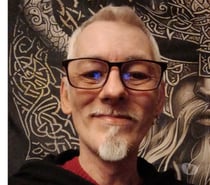 Je cherche une femme de petite taille .