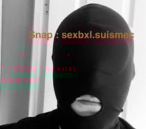 Videur de couilles cagoulé entièrement