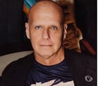 Homme mûr cherche des hommes et trans actifs.