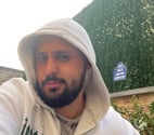 jeune homme mignon cherche à passer un moment agréable