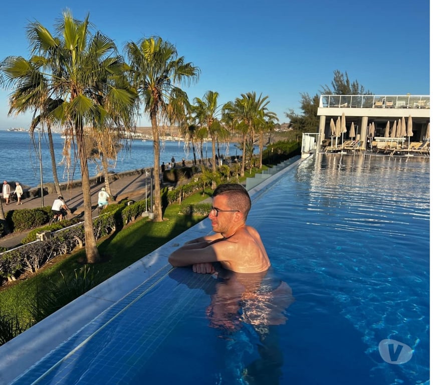 exhib Charleroi Charleroi-Centrum - Photos Vivastreet Beau jeune homme disponible pour femme