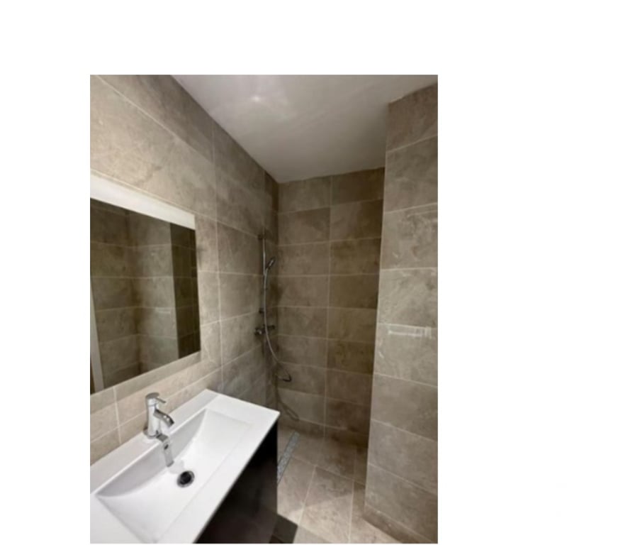 exhib Charleroi Charleroi-Centrum - Photos Vivastreet pour couple qui lit une annonce du 3 au 7 avril charleroi