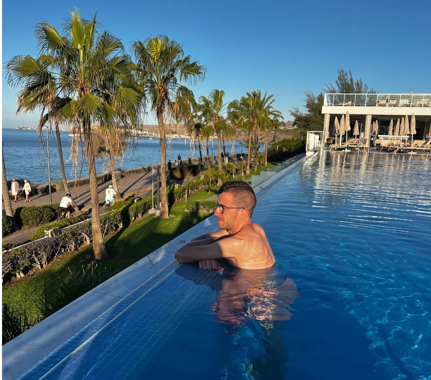 Jeune homme cherche cougar