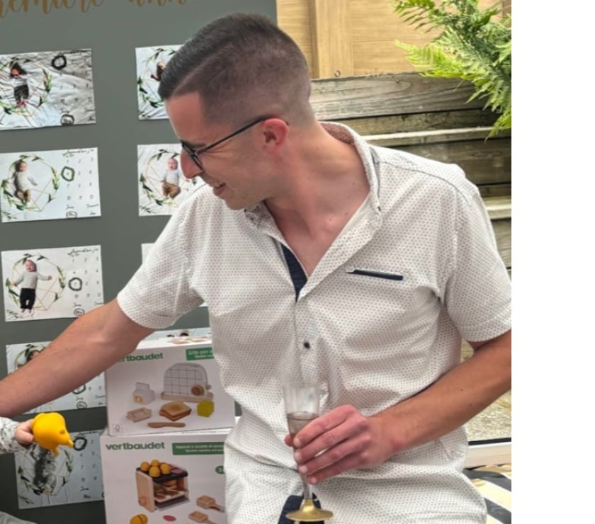 Une femme veut s’amuser avec un beau jeune homme ?