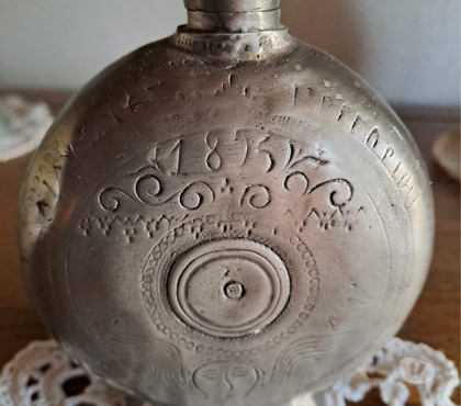 Décoration - art Gilly-Centrum Gilly - Photos Vivastreet Gourde en étain (92%) datée, ciselée et poinçonnée