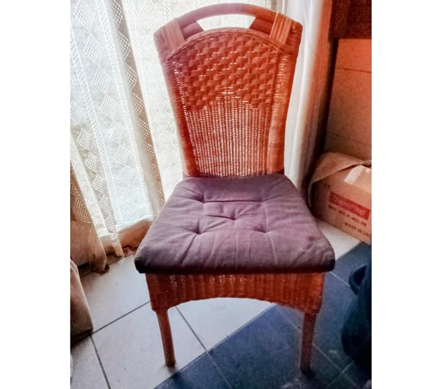 Meubles & Décoration Paliseul Fays-les-Veneurs - Photos Vivastreet table en pin avec deux chaises en rotin