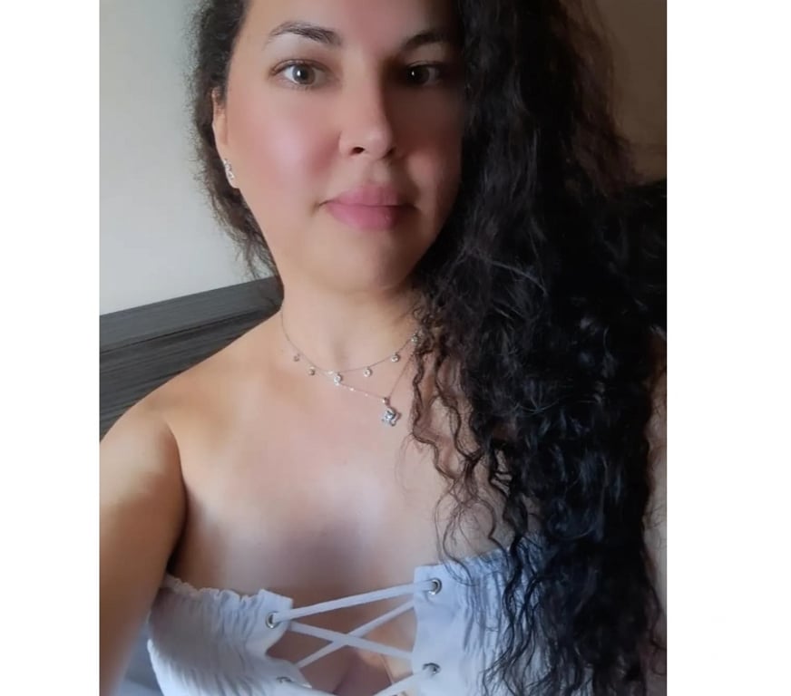 Escort Aubange Athus - Photos Vivastreet Trans Ferrari de passage a Athus.