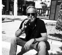 Mature cherche une femme de plus de 20 ans...