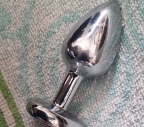 Qui veut mon petit plug dans le ... (Bien lire)