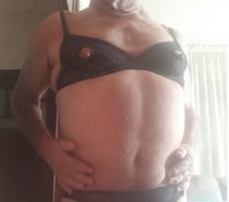 Qui veut jouer avec mes tétons