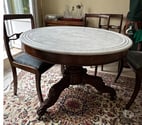 Table ronde en bois et surface marbre plus 4 chaises
