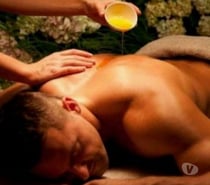 Un moment de détente, masseur naturiste, a femme homme