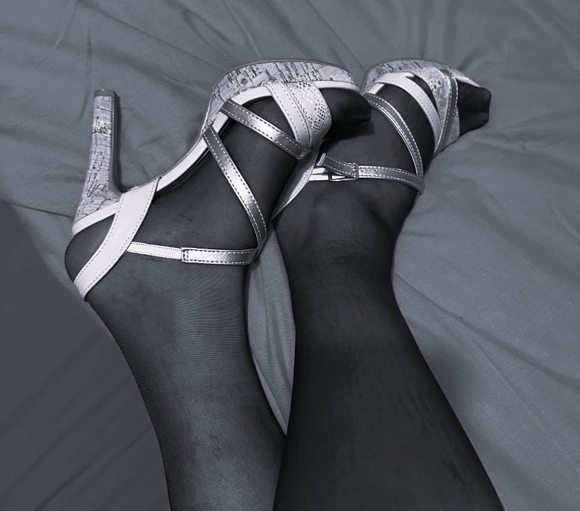 Recherche homme qui aime les hommes en bas et talons ;)