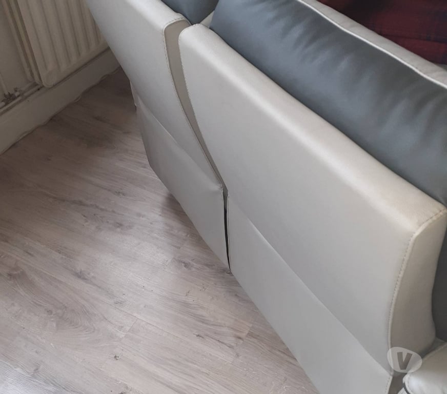 Meubles & Décoration Tournai Tournai-Centrum - Photos Vivastreet canapé 2place gris claire présque neuf