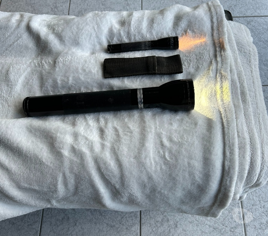 Matériel de sport Mons Nimy - Photos Vivastreet Spéciale USA longue lampe torche + une mini Mag