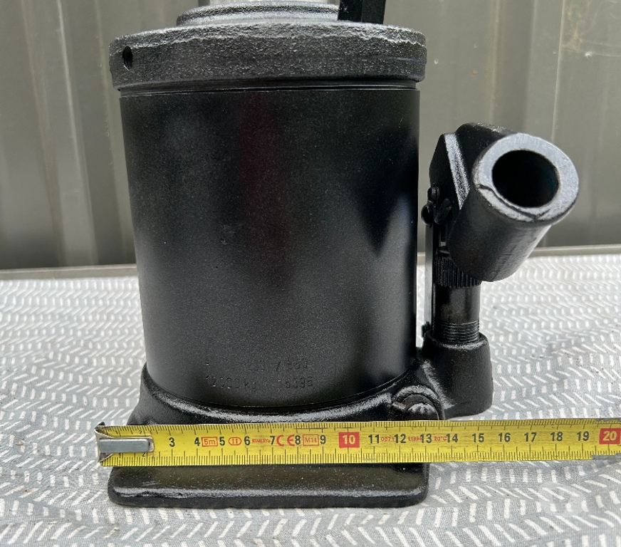Equipements utilitaire Mons Nimy - Photos Vivastreet Crics bouteille 12 T made in Germany
