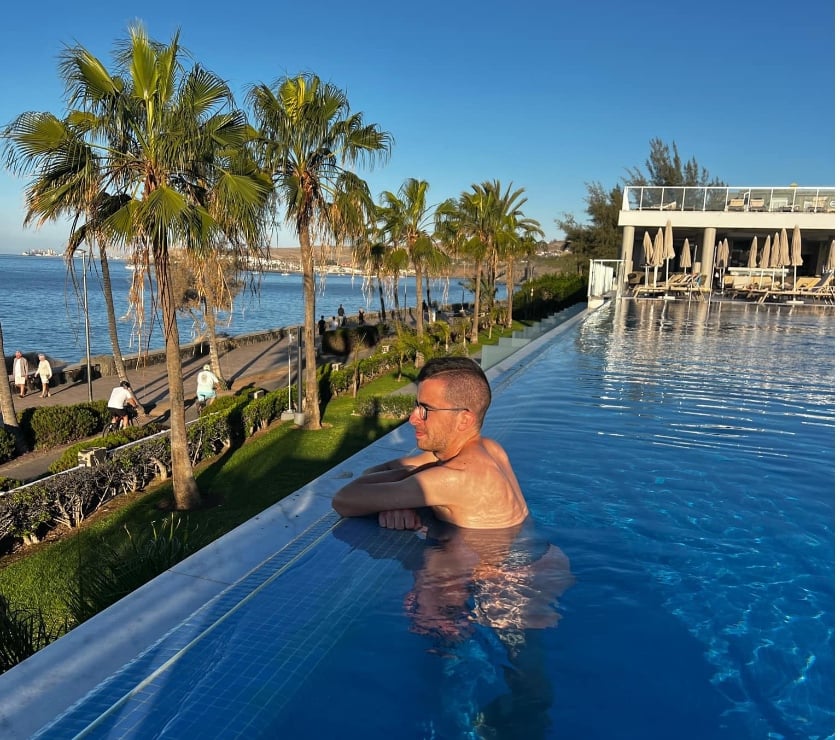 Beau jeune homme disponible pour femme