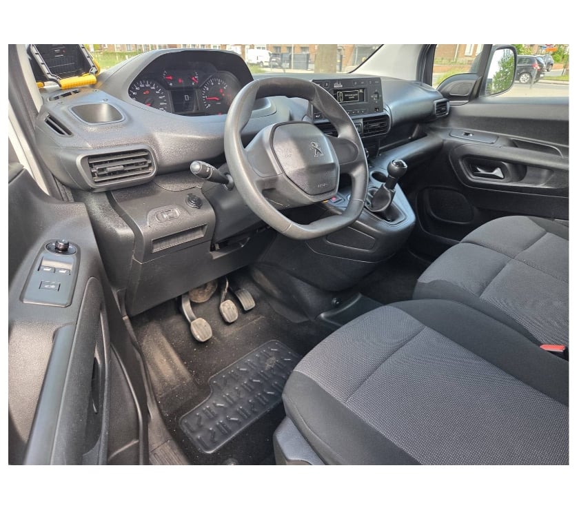 Véhicules commerciaux & utilitaires d'occasion Pont-de-Loup - Photos Vivastreet Peugeot Partner Maxi 3places 24000km 1.5hdi 100cv airco..
