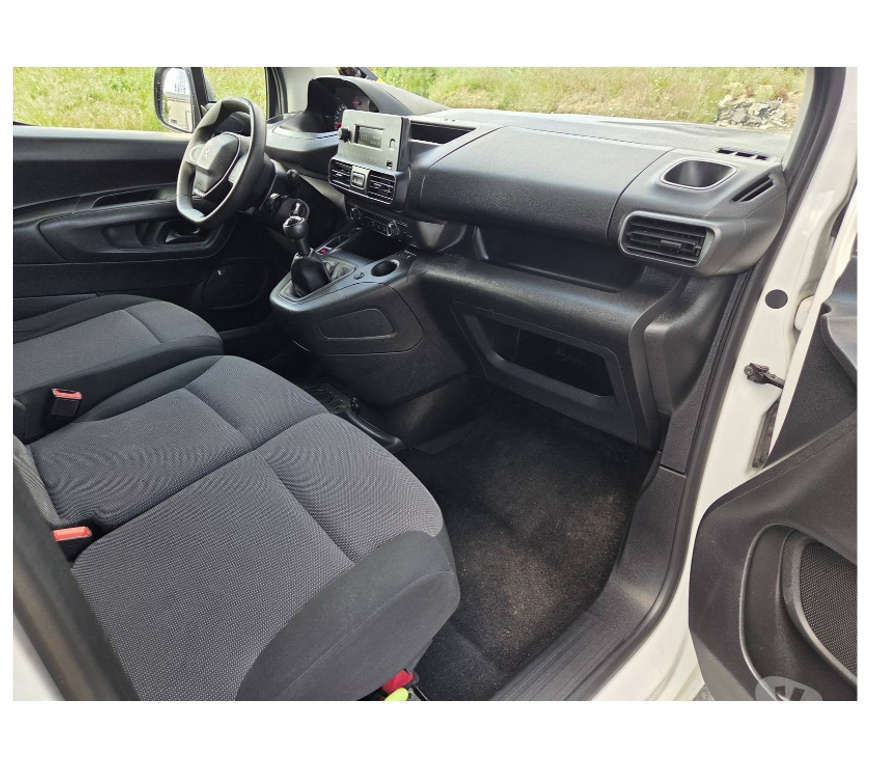 Véhicules commerciaux & utilitaires d'occasion Pont-de-Loup - Photos Vivastreet Peugeot Partner Maxi 3places 24000km 1.5hdi 100cv airco..