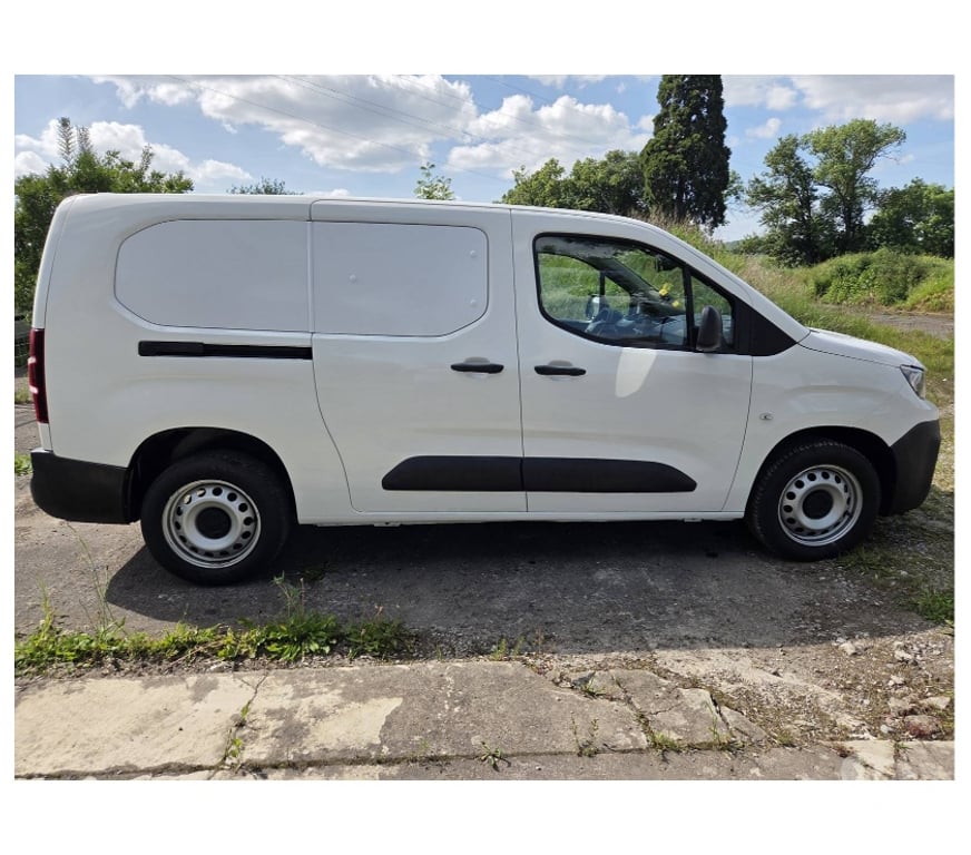 Véhicules commerciaux & utilitaires d'occasion Pont-de-Loup - Photos Vivastreet Peugeot Partner Maxi 3places 24000km 1.5hdi 100cv airco..
